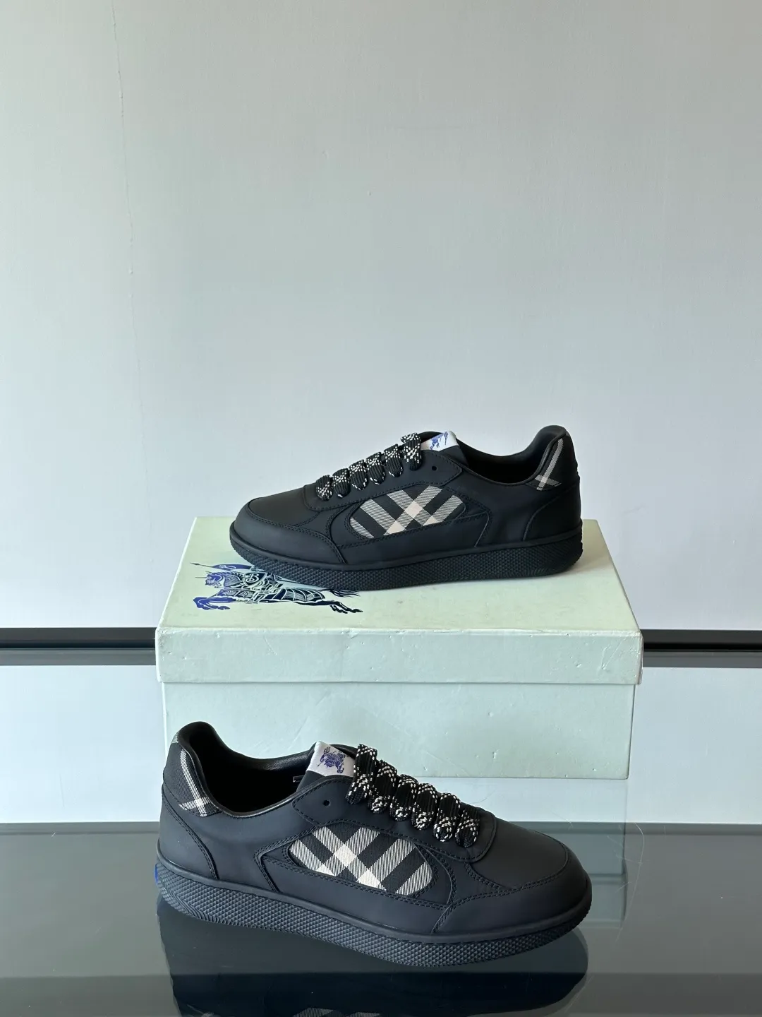 p400💰Men's Shoes ▫️B's men's classic low-top sneakers are reinterpreted with Vintage retro plaid cotton and cowhide materials, and are decorated with a new brand logo. Features embossed Burberry lettering logo on heel and original outsole! Size: 38-44 (45.46 customized)